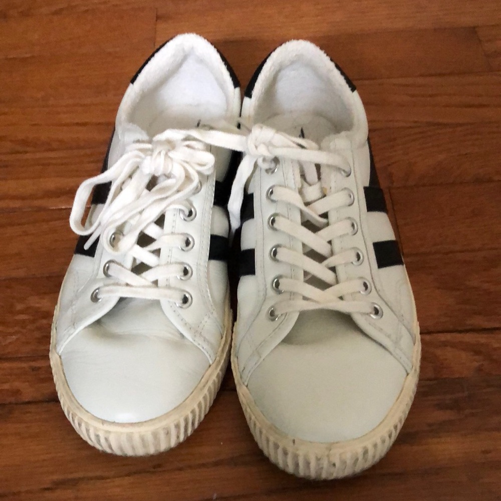 Gola White and black leather sneaker.Size 8. Runs large (reco for size 9)